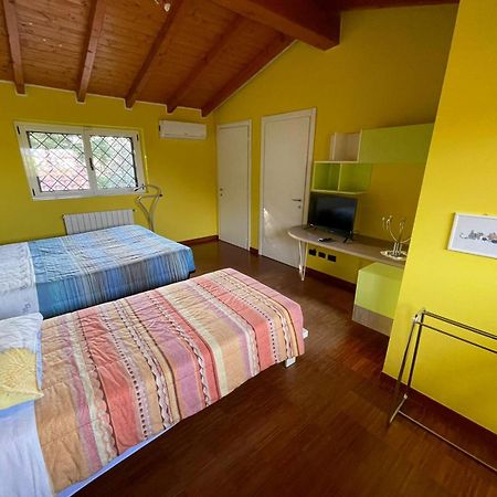 Lussuosa Villa Vicino Alla Stazione Caronno Pertusella 외부 사진