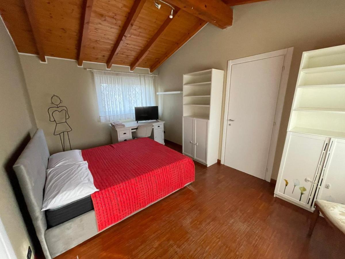 Lussuosa Villa Vicino Alla Stazione Caronno Pertusella 외부 사진