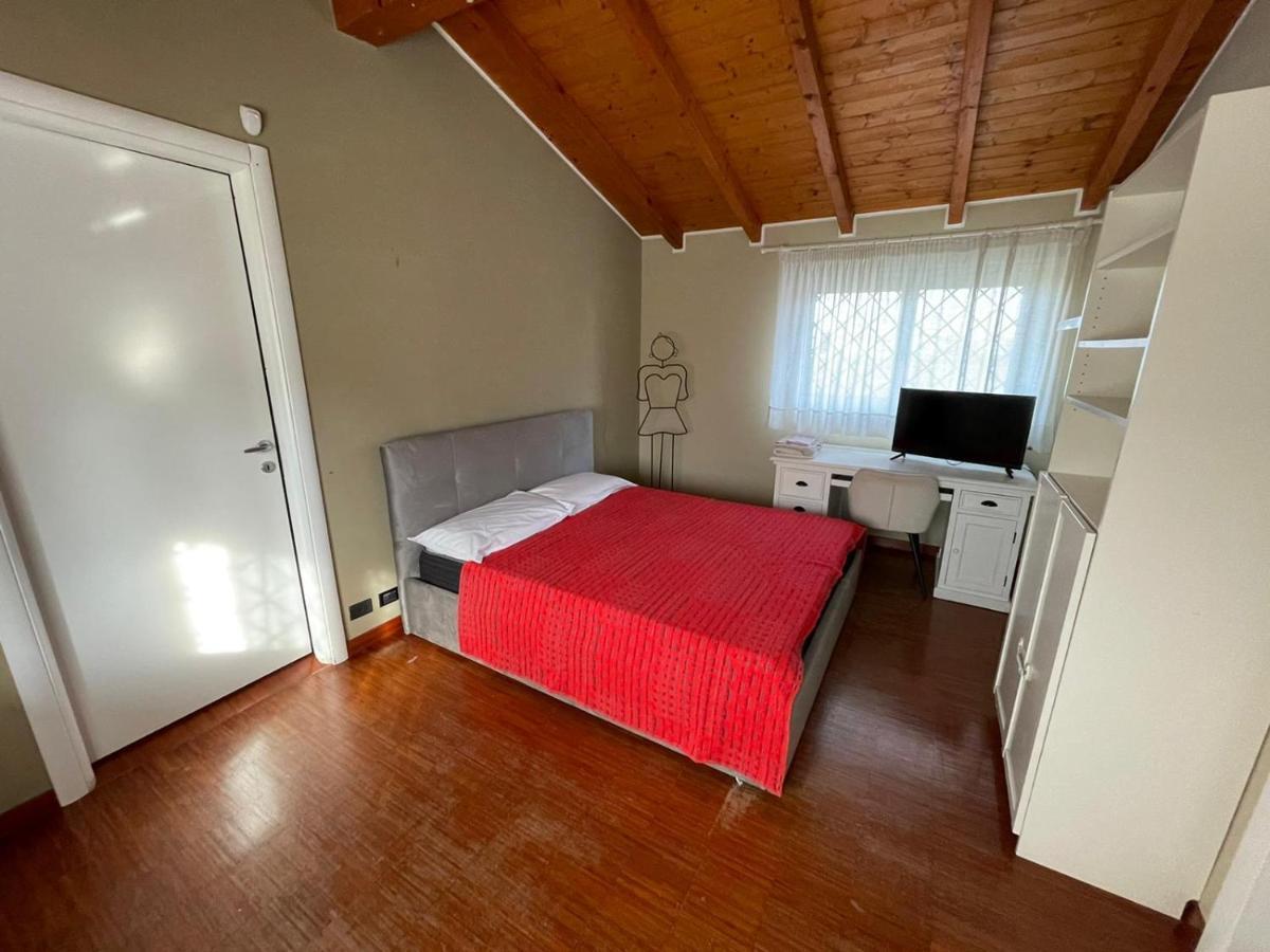 Lussuosa Villa Vicino Alla Stazione Caronno Pertusella 외부 사진