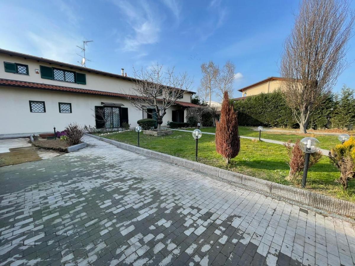 Lussuosa Villa Vicino Alla Stazione Caronno Pertusella 외부 사진